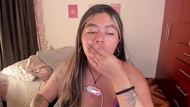 Snapshot of StephaniFox chatting on 10.22.25 StephaniFox online show from 10.22.25