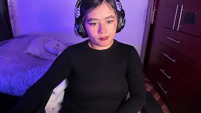 Snapshot of StephaniFox chatting on 10.24.25 StephaniFox online show from 10.24.25