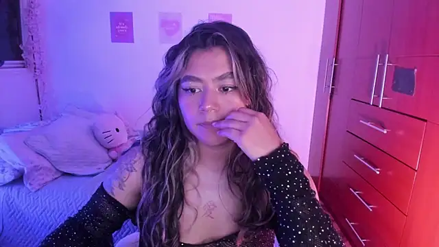 Snapshot of StephaniFox chatting on 10.28.25 StephaniFox online show from 10.28.25