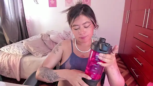 Snapshot of StephaniFox chatting on 12.01.25 StephaniFox online show from 12.01.25