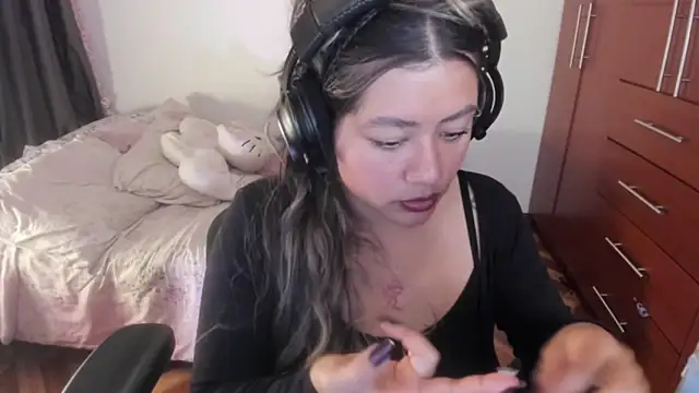 Snapshot of StephaniFox chatting on 12.14.25 StephaniFox online show from 12.14.25