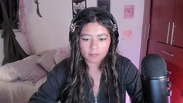 Snapshot of StephaniFox chatting on 12.18.25 StephaniFox online show from 12.18.25