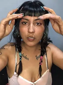 Snapshot of toxikkka chatting on 02.20.25 toxikkka online show from 02.20.25