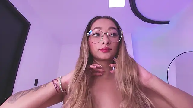 Snapshot of vale_ross_ chatting on 02.06.26 vale ross online show from 02.06.26