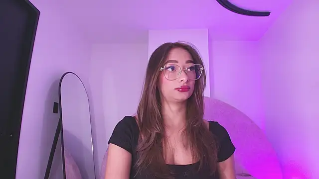 Snapshot of vale_ross_ chatting on 02.18.26 vale ross online show from 02.18.26