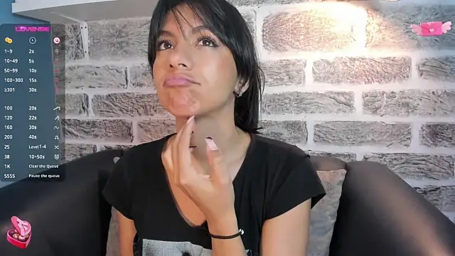 Snapshot of Tamaraakins chatting on 02.24.25 Tamaraakins online show from 02.24.25