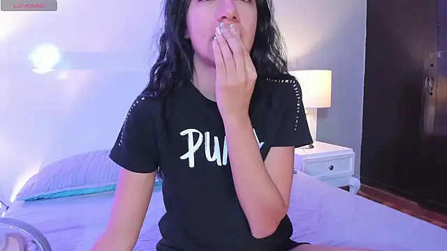 Snapshot of Tamaraakins chatting on 11.25.25 Tamaraakins online show from 11.25.25