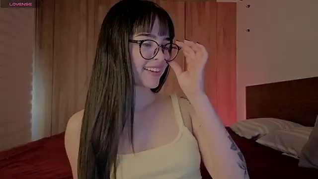 Snapshot of Roxxy_mora chatting on 06.17.26 Roxxy mora online show from 06.17.26