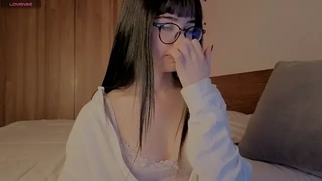 Snapshot of Roxxy_mora chatting on 06.19.26 Roxxy mora online show from 06.19.26