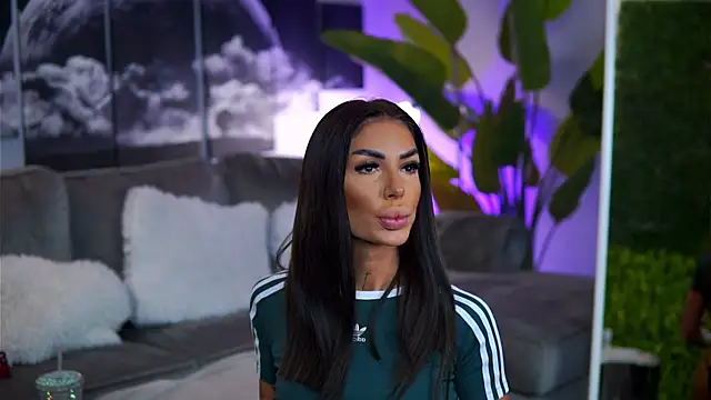 RaquelleVon online show from 10.16.25