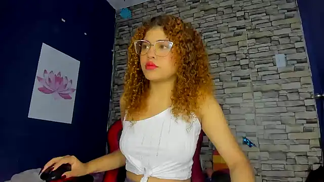 Snapshot of sofiacastillo01 chatting on 02.11.25 sofiacastillo01 online show from 02.11.25