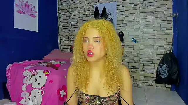 Snapshot of sofiacastillo01 chatting on 02.13.25 sofiacastillo01 online show from 02.13.25