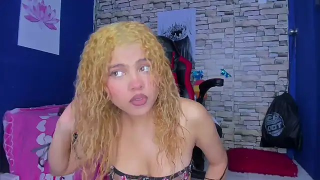 Snapshot of sofiacastillo01 chatting on 02.13.25 sofiacastillo01 online show from 02.13.25