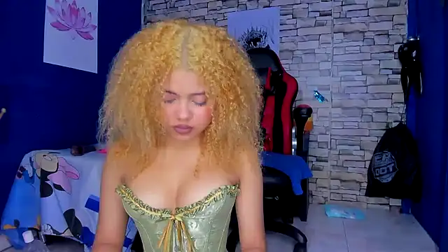 Snapshot of sofiacastillo01 chatting on 02.15.25 sofiacastillo01 online show from 02.15.25