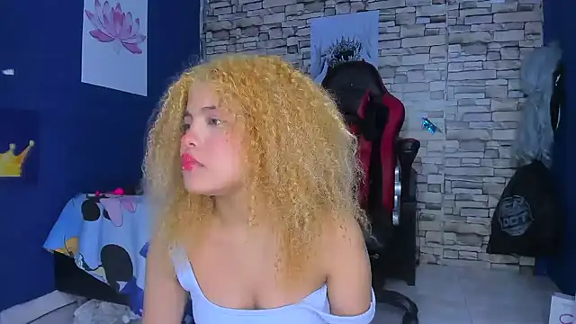 Snapshot of sofiacastillo01 chatting on 02.18.25 sofiacastillo01 online show from 02.18.25