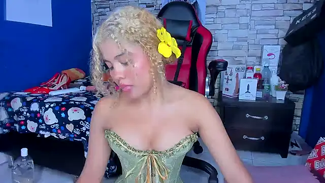 Snapshot of sofiacastillo01 chatting on 03.15.25 sofiacastillo01 online show from 03.15.25