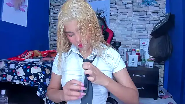 Snapshot of sofiacastillo01 chatting on 03.15.25 sofiacastillo01 online show from 03.15.25