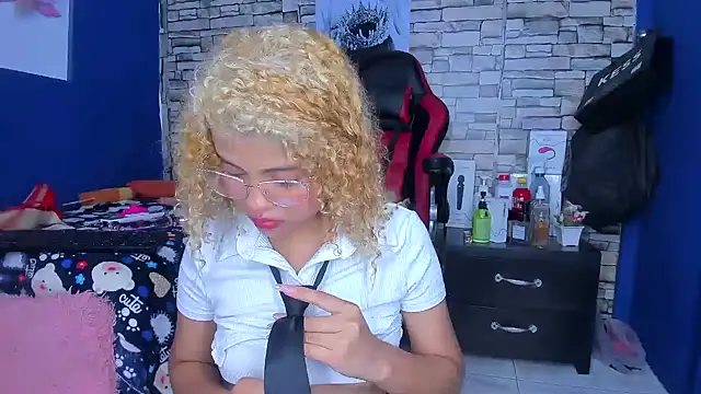 Snapshot of sofiacastillo01 chatting on 03.15.25 sofiacastillo01 online show from 03.15.25