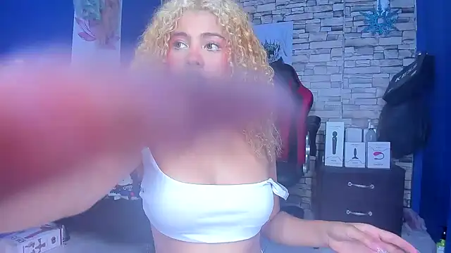 Snapshot of sofiacastillo01 chatting on 03.17.25 sofiacastillo01 online show from 03.17.25