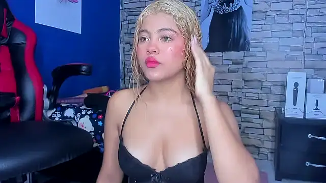 Snapshot of sofiacastillo01 chatting on 03.18.25 sofiacastillo01 online show from 03.18.25