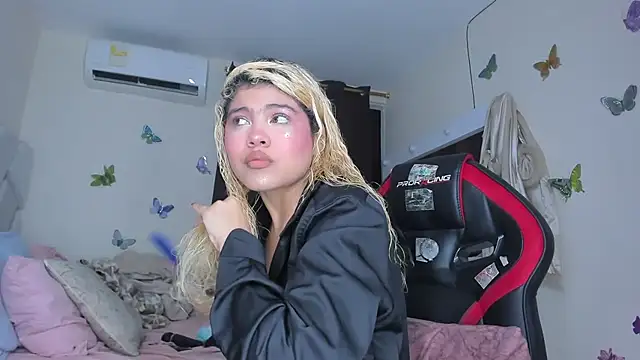 Snapshot of sofiacastillo01 chatting on 09.22.25 sofiacastillo01 online show from 09.22.25