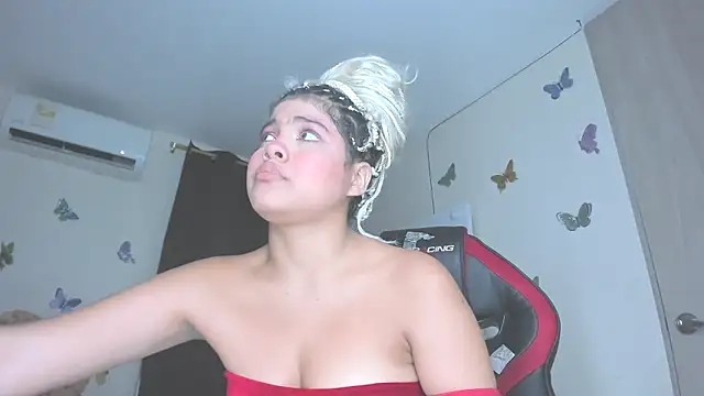 Snapshot of sofiacastillo01 chatting on 10.13.25 sofiacastillo01 online show from 10.13.25