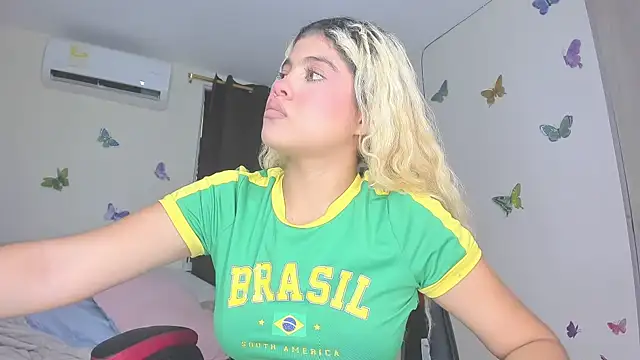 Snapshot of sofiacastillo01 chatting on 11.15.25 sofiacastillo01 online show from 11.15.25