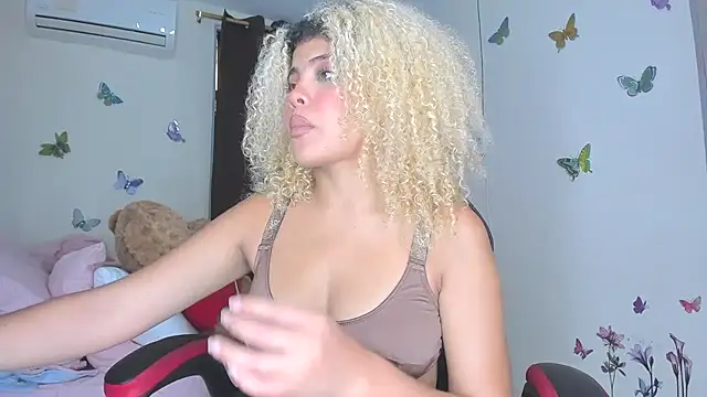 Snapshot of sofiacastillo01 chatting on 11.20.25 sofiacastillo01 online show from 11.20.25