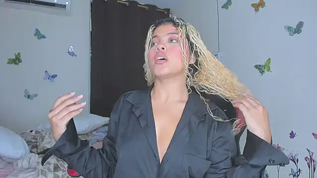 Snapshot of sofiacastillo01 chatting on 11.24.25 sofiacastillo01 online show from 11.24.25