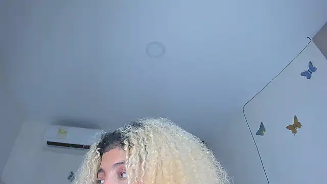 Snapshot of sofiacastillo01 chatting on 11.25.25 sofiacastillo01 online show from 11.25.25