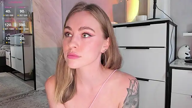 Snapshot of LoveGameSexx chatting on 10.11.25 LoveGameSexx online show from 10.11.25