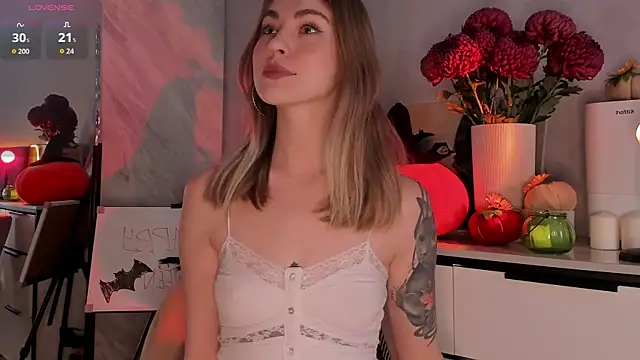 Snapshot of LoveGameSexx chatting on 10.31.25 LoveGameSexx online show from 10.31.25