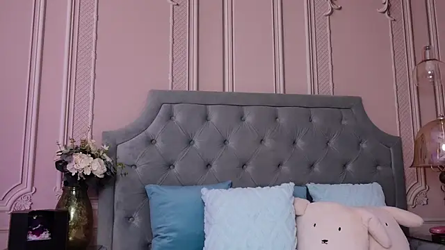 LucyAddison online show from 04.04.26