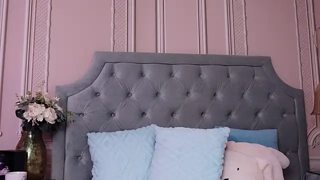 LucyAddison online show from 04.06.26