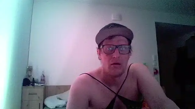 Snapshot of Bigthroaterboy chatting on 04.05.26 Bigthroaterboy online show from 04.05.26
