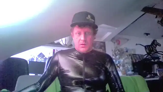 Snapshot of Bigthroaterboy chatting on 05.08.26 Bigthroaterboy online show from 05.08.26