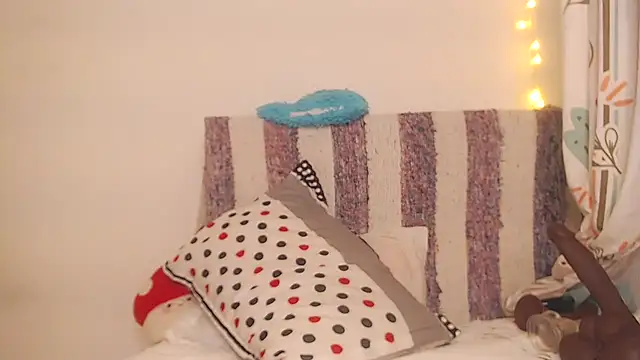 Snapshot of Ahlya chatting on 12.15.25 Ahlya online show from 12.15.25