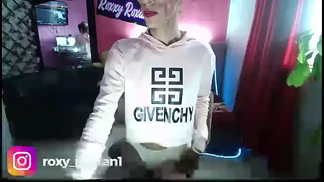 Snapshot of roxy_roxxan chatting on 01.04.25 roxy roxxan online show from 01.04.25