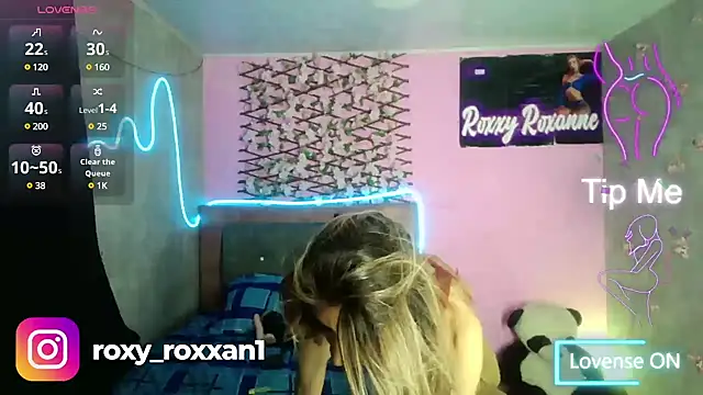 Snapshot of roxy_roxxan chatting on 02.08.25 roxy roxxan online show from 02.08.25