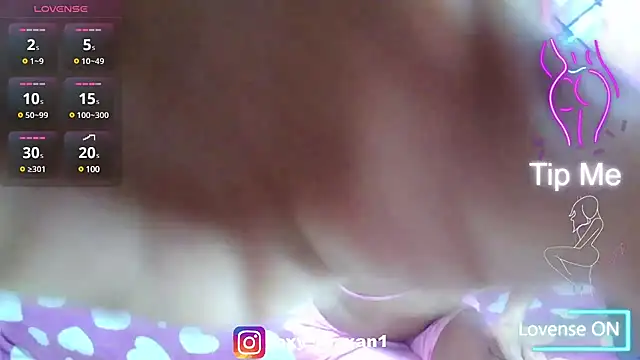 Snapshot of roxy_roxxan chatting on 03.08.25 roxy roxxan online show from 03.08.25