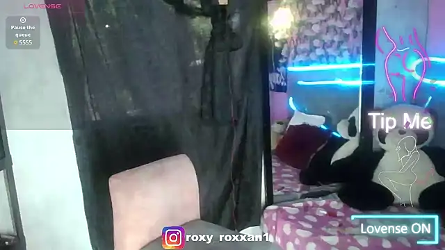 Snapshot of roxy_roxxan chatting on 03.15.25 roxy roxxan online show from 03.15.25