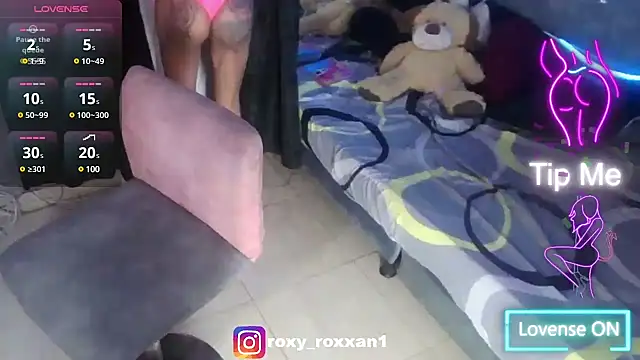 Snapshot of roxy_roxxan chatting on 03.17.25 roxy roxxan online show from 03.17.25