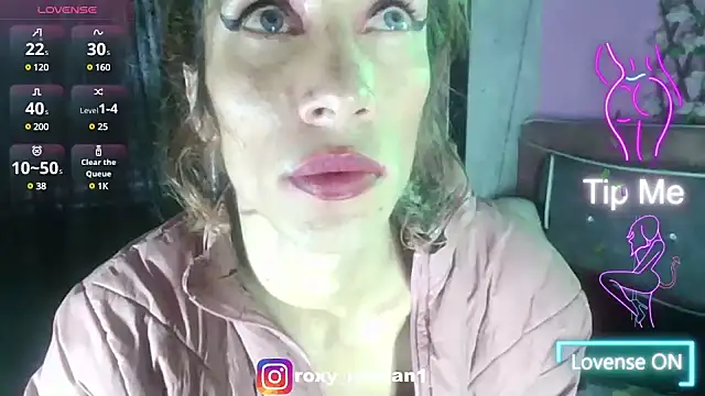 Snapshot of roxy_roxxan chatting on 03.17.25 roxy roxxan online show from 03.17.25