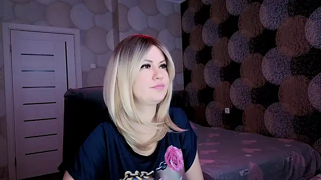 Snapshot of natusik chatting on 12.19.24 natusik online show from 12.19.24