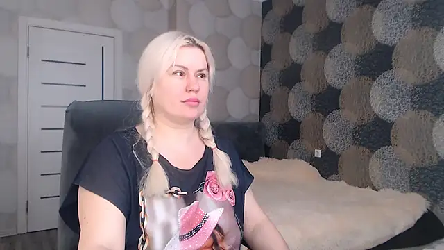 Snapshot of natusik chatting on 03.22.25 natusik online show from 03.22.25