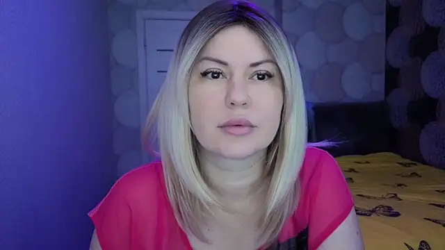 Snapshot of natusik chatting on 10.18.25 natusik online show from 10.18.25