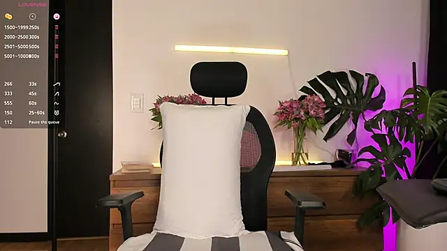 Snapshot of ariana_fitl_ chatting on 06.19.26 ariana fitl online show from 06.19.26