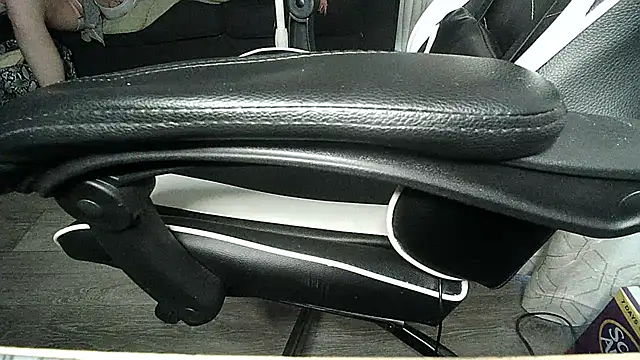 Snapshot of Hellojeremy chatting on 01.11.25 Hellojeremy online show from 01.11.25