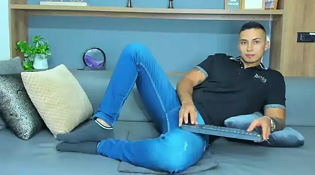 Snapshot of Juan_muscle chatting on 02.13.25 Juan muscle online show from 02.13.25