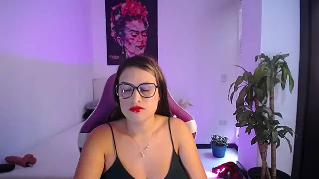 Snapshot of esmeraldaa230 chatting on 10.30.25 esmeraldaa230 online show from 10.30.25